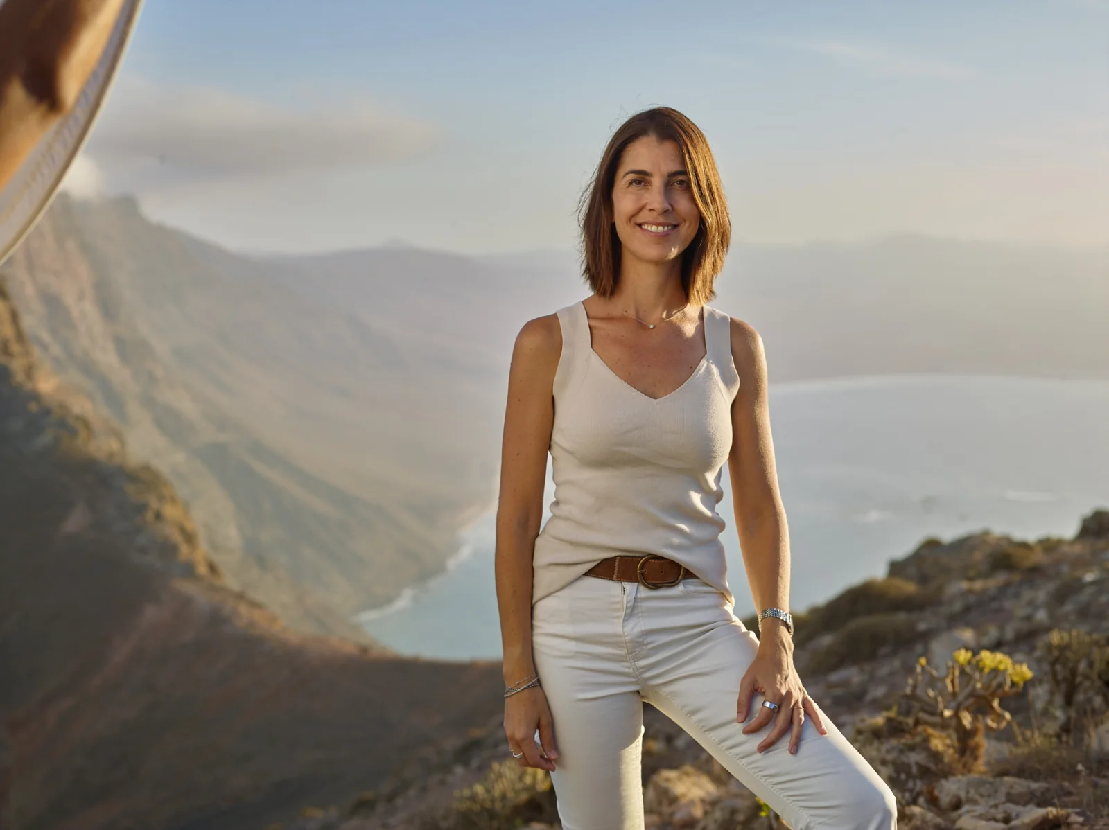 Marina Gordillo ante el paisaje de Lanzarote